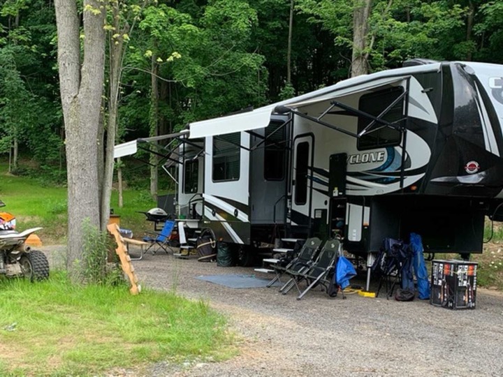 Fifth wheel set up on a full hook-up back-in site